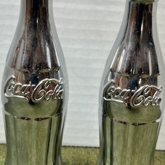 Coca Cola Salt Pepper Shakers Set Chrome Metal Bottles Holder Retro Kitchen - Picture 8 of 8